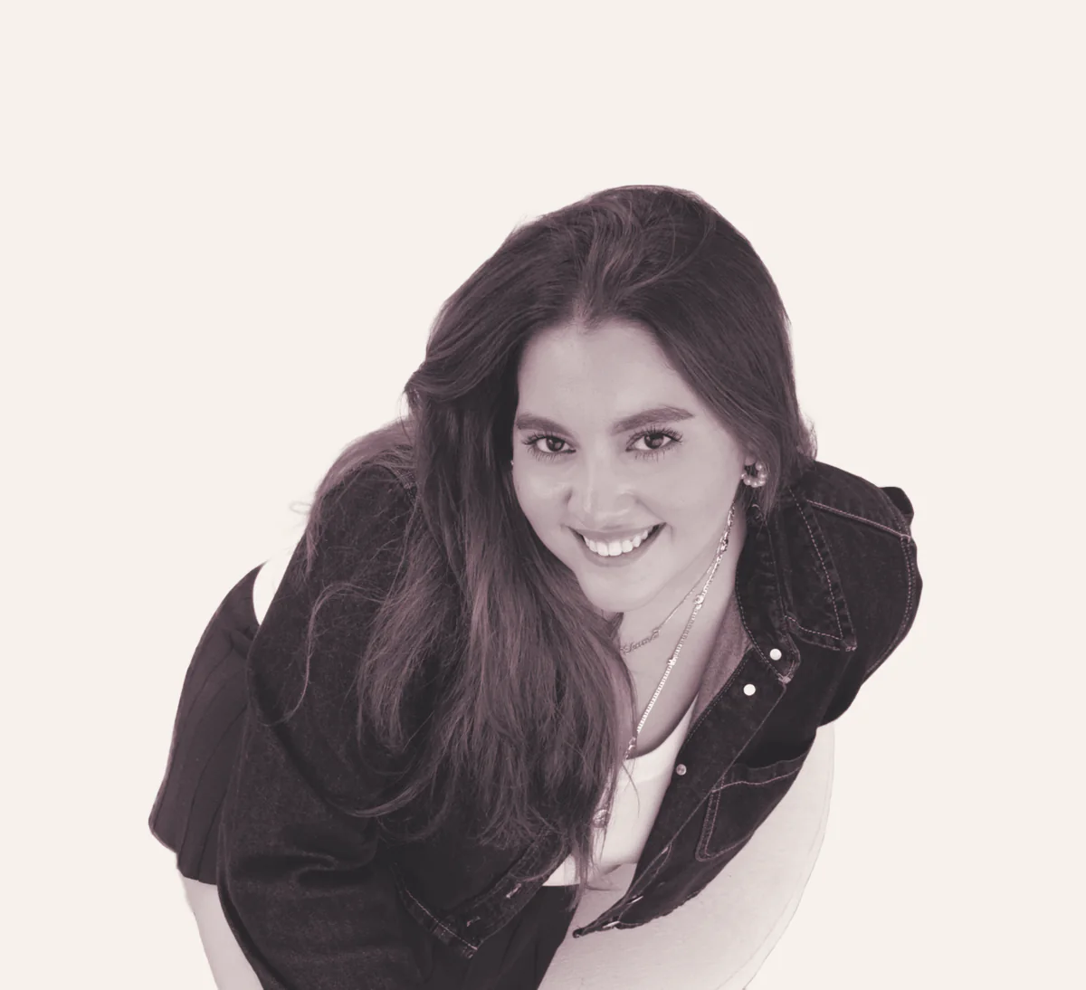Portrait of Elvira Fernández smiling, in a denim jacket
